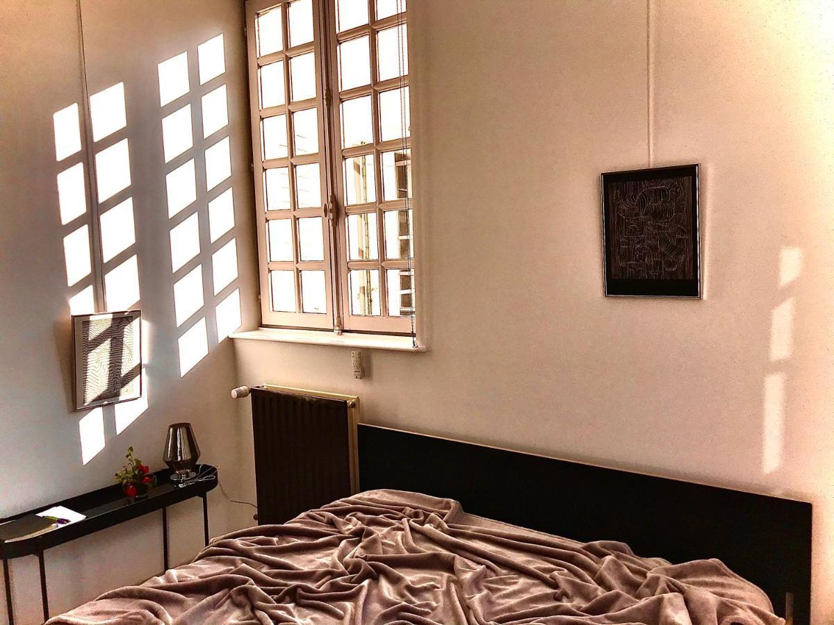 à La Roquette, Dans L'hotel De Divonne, Classé. Appartement Arles