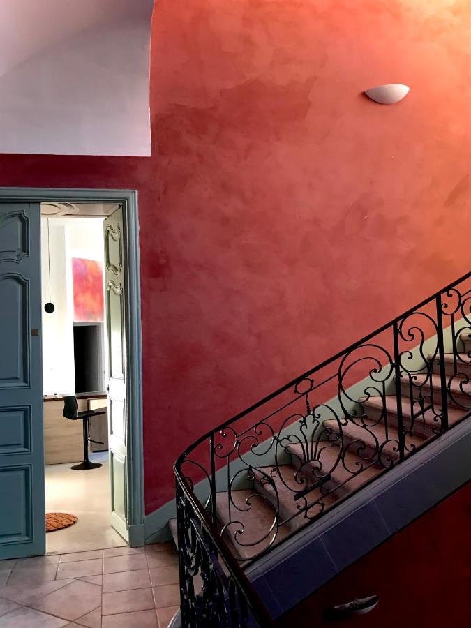 à La Roquette, Dans L'hotel De Divonne, Classé. Appartement
