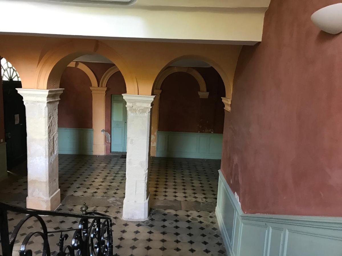 à La Roquette, Dans L'hotel De Divonne, Classé. *